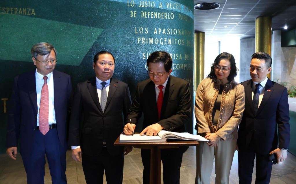 Phó Thủ tướng Hồ Quốc Dũng viết lưu niệm tại khu Tưởng niệm Anh hùng dân tộc Cuba José Martí - Đài tưởng niệm José Martí - Ảnh: VGP/Gia Huy