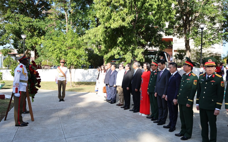 Phó Thủ tướng Hồ Quốc Dũng dâng hoa tưởng niệm Chủ tịch Hồ Chí Minh tại Thủ đô La Habana - Ảnh: VGP/Gia Huy