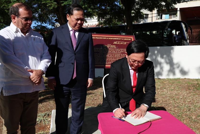 Phó Thủ tướng Hồ Quốc Dũng viết lưu niệm tại Tượng đài Chủ tịch Hồ Chí Minh - Ảnh: VGP/Gia Huy