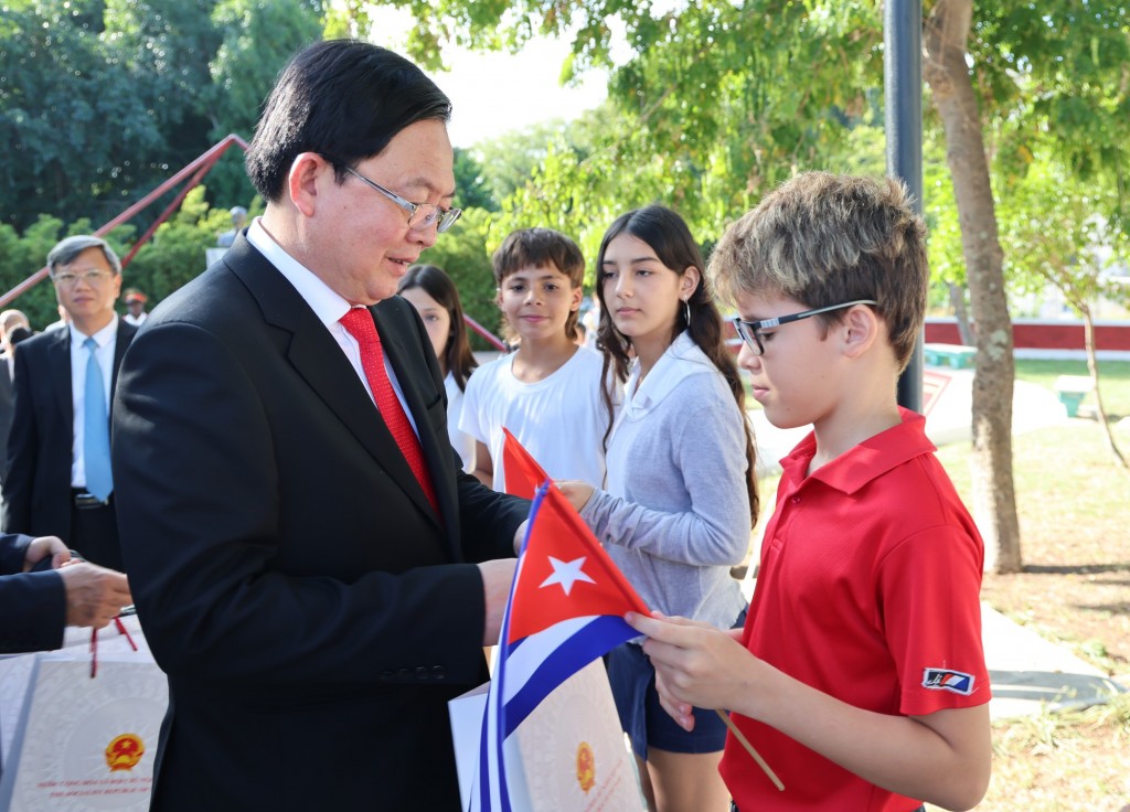 Phó Thủ tướng tặng quà cho các em thiếu nhi Cuba - Ảnh: VGP/Gia Huy