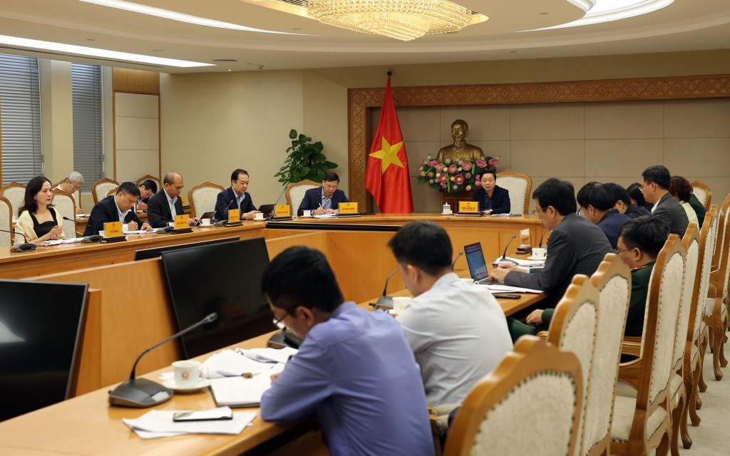 Phó Thủ tướng đề nghị Bộ Tài nguyên và Môi trường tiếp thu các ý kiến tại cuộc họp, tiếp tục rà soát, hoàn thiện dự thảo Nghị định về hoạt động viễn thám theo 2 hướng - Ảnh: VGP/Minh Khôi