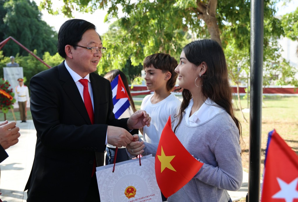 Phó Thủ tướng tặng quà cho các em thiếu nhi Cuba - Ảnh: VGP/Gia Huy