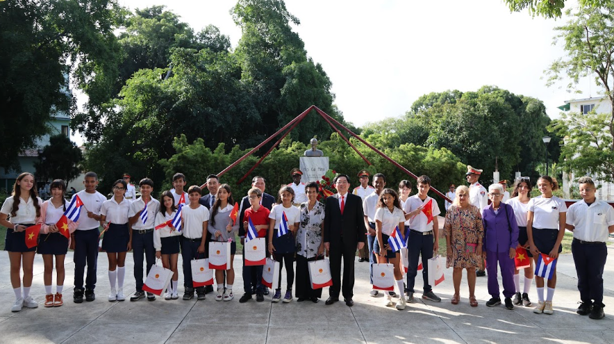 Phó Thủ tướng Hồ Quốc Dũng và các em thiếu nhi Cuba - Ảnh: VGP/Gia Huy