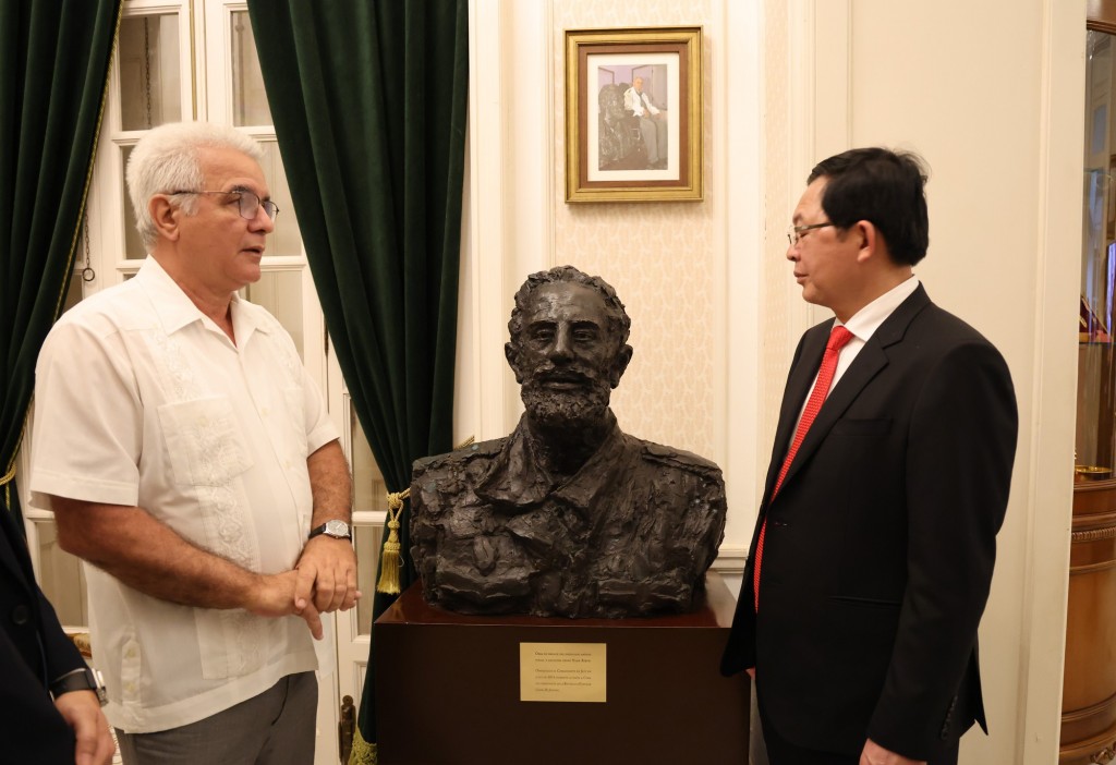 Phó Thủ tướng Hồ Quốc Dũng và đoàn công tác thăm Trung tâm Fidel Castro Cruz - Ảnh: VGP/Gia Huy