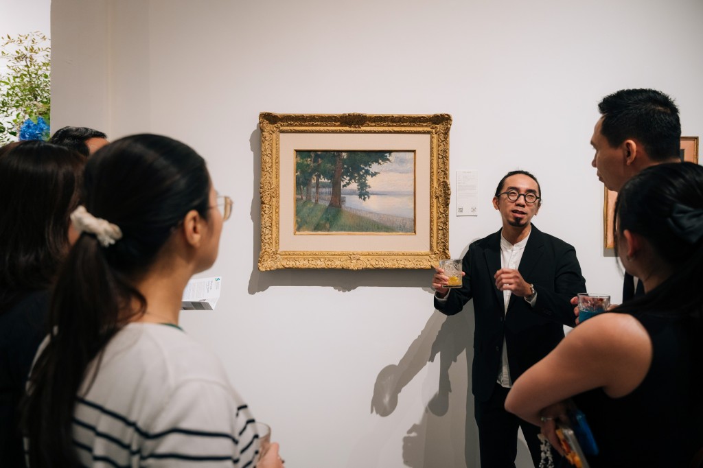 Các khách mời đang nghe giới thiệu các tác phẩm tại sự kiện