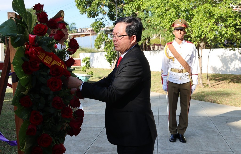 Phó Thủ tướng Hồ Quốc Dũng dâng hoa tưởng niệm Chủ tịch Hồ Chí Minh tại Thủ đô La Habana