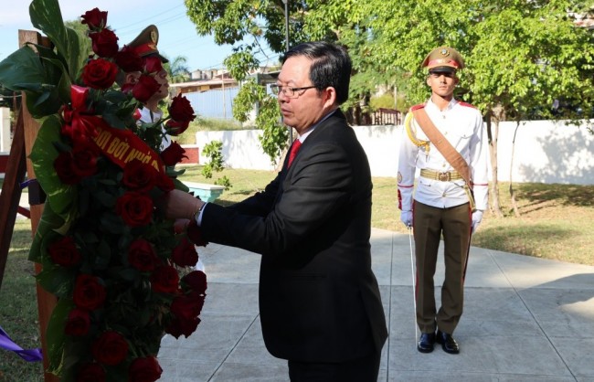 Phó Thủ tướng Hồ Quốc Dũng dâng hoa tưởng niệm Chủ tịch Hồ Chí Minh tại Thủ đô La Habana