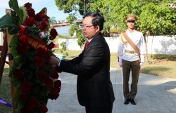 Phó Thủ tướng Hồ Quốc Dũng dâng hoa tưởng niệm Chủ tịch Hồ Chí Minh tại Thủ đô La Habana