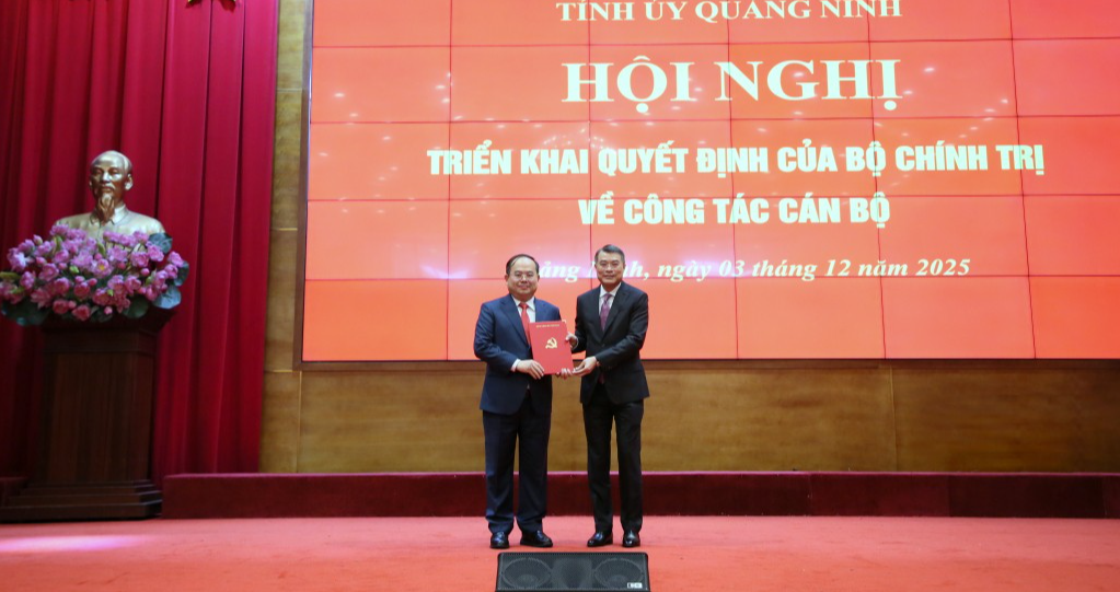 Đồng chí Lê Minh Hưng, Ủy viên Bộ Chính trị, Bí thư Trung ương Đảng, Trưởng Ban Tổ chức Trung ương, trao Quyết định cho đồng chí Quản Minh Cường, Bí thư Tỉnh ủy Quảng Ninh.