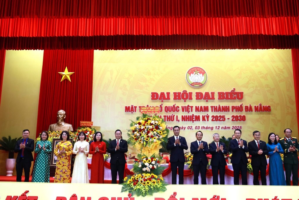 Ban Thường vụ Thành ủy Đà Nẵng tặng hoa chức mừng Đại hội (Ảnh Út Vũ)