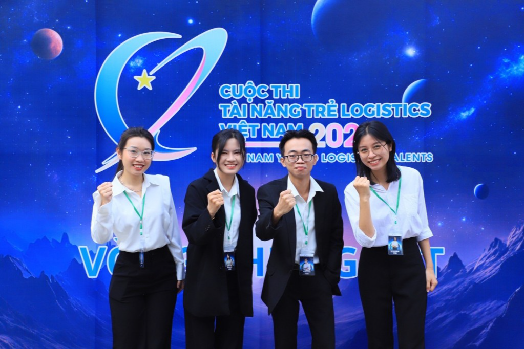 Nguyễn Phương Anh (ngoài cùng, bên trái) cùng nhóm sinh viên tại Chung kết Toàn quốc cuộc thi “Tài năng trẻ Logistics Việt Nam” năm 2024 Play   00:00 00:22 00:35 Mute  Play  Bí quyết để trở thành thủ khoa xuất sắc của Phương Anh cũng đến từ cách nhìn này.