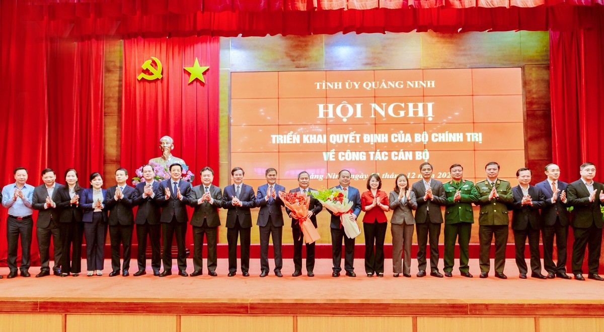 Thường trực Tỉnh ủy, HĐND, UBND, Ủy ban MTTQ và Đoàn ĐBQH tỉnh Quảng Ninh chúc mừng tân Bí thư Tỉnh ủy Quảng Ninh Quản Minh Cường và nguyên Bí thư Tỉnh ủy Quảng Ninh Vũ Đại Thắng, Ủy viên Trung ương Đảng, Phó Bí thư Thành ủy, Chủ tịch UBND TP Hà Nội