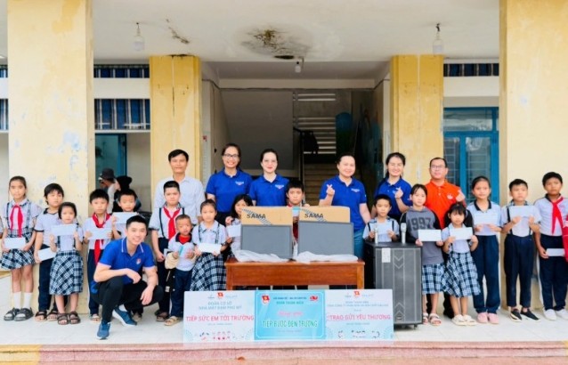 Tuổi trẻ Vietsovpetro tiếp bước học sinh đến trường, san sẻ khó khăn với vùng lũ Gia Lai