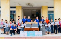 Tuổi trẻ Vietsovpetro tiếp bước học sinh đến trường, san sẻ khó khăn với vùng lũ Gia Lai