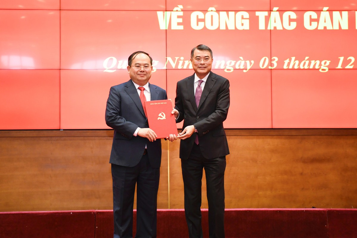 Đồng chí Lê Minh Hưng, Ủy viên Bộ Chính trị, Bí thư Trung ương Đảng, Trưởng Ban Tổ chức Trung ương, trao Quyết định cho đồng chí Quản Minh Cường, Bí thư Tỉnh ủy Quảng Ninh.