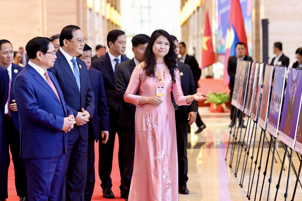 Hai Thủ tướng cùng xem một số hình ảnh trưng bày về quan hệ ngoại giao hai nước - Ảnh: VGP/Nhật Bắc Hai Thủ tướng cùng xem một số hình ảnh trưng bày về quan hệ ngoại giao hai nước - Ảnh: VGP/Nhật Bắc