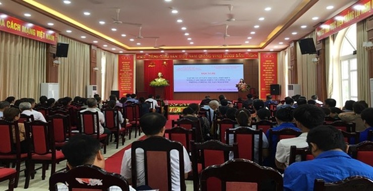 Ảnh: Đ/c Lê Thị Thúy, Phó Chi cục trưởng Chi cục DSTE&PCTNXH phát biểu tại Hội nghị