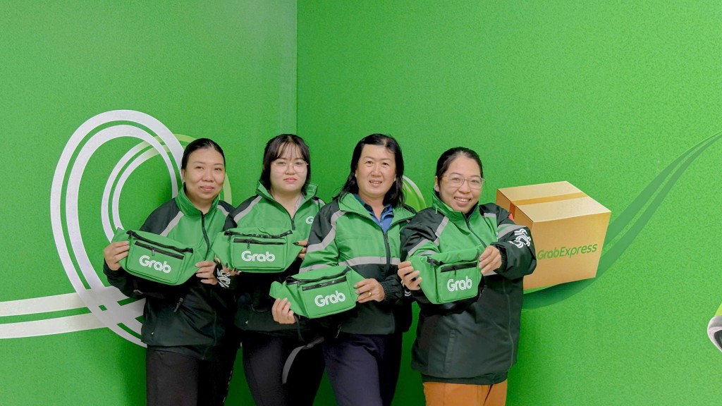 Các nữ đối tác tài xế là một trong những đối tượng được ưu tiên tặng đồng phục mới