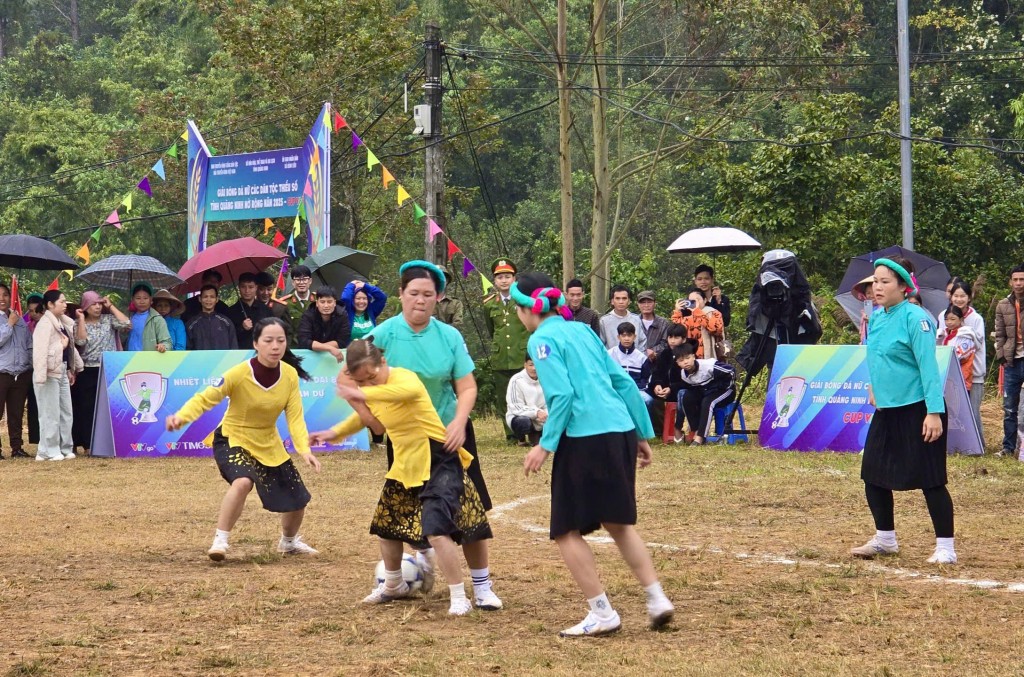 Trận bóng giữa đội tuyển Bình Liêu (Quảng Ninh) và Hòa An (Tuyên Quang) diễn ra vô cùng gay cấn.