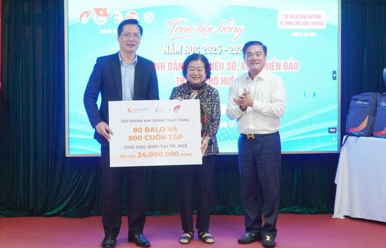 TP Huế trao 80 suất học bổng Vừ A Dính