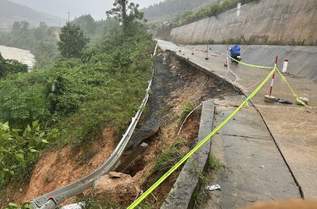 TP Đà Nẵng bố trí khoảng 10 tỷ đồng khắc phục đoạn bị sụt lún, hư hỏng từ Km 8+360 - Km 8+520 trên ĐT601 (Ảnh: Đ.Minh)
