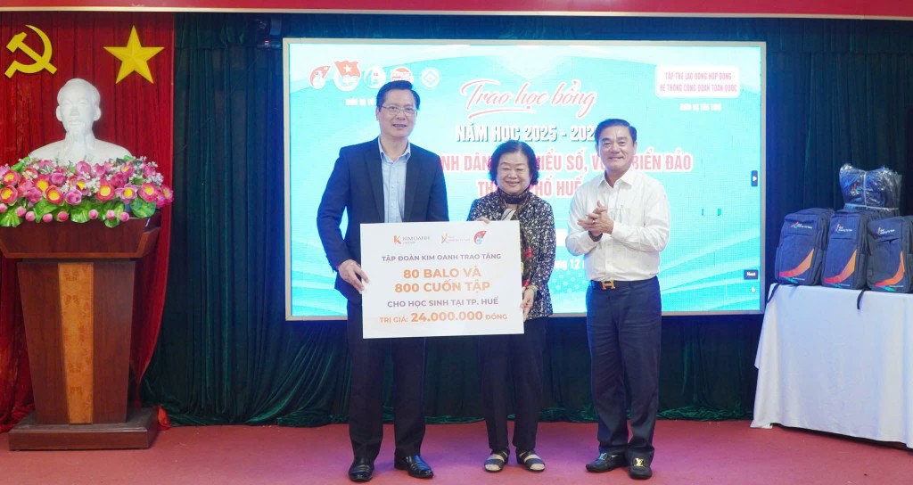 Nguyên Phó Chủ tịch nước Trương Mỹ Hoa trao tặng 80 suất học bổng Vừ A Dính và CLB “Vì Hoàng Sa - Trường Sa thân yêu” cho học sinh TP Huế 