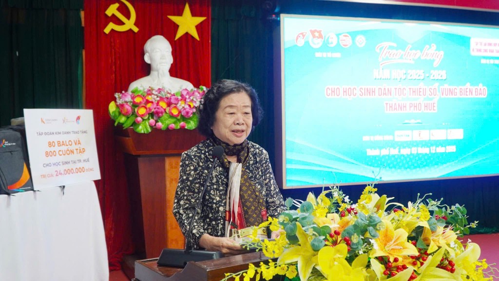 Bà Trương Mỹ Hoa, nguyên Bí thư Trung ương Đảng, nguyên Phó Chủ tịch nước, Chủ tịch Quỹ học bổng Vừ A Dính, Chủ nhiệm CLB “Vì Hoàng Sa – Trường Sa thân yêu” phát biểu tại buổi lễ