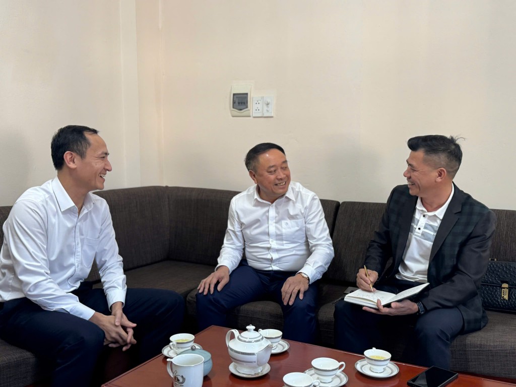 Nhà Báo Tạ Ngọc Quyết-Báo Tuổi trẻ Thủ đô trao đổi thông tin với lãnh đạo Đảng uỷ phường Hạ Long