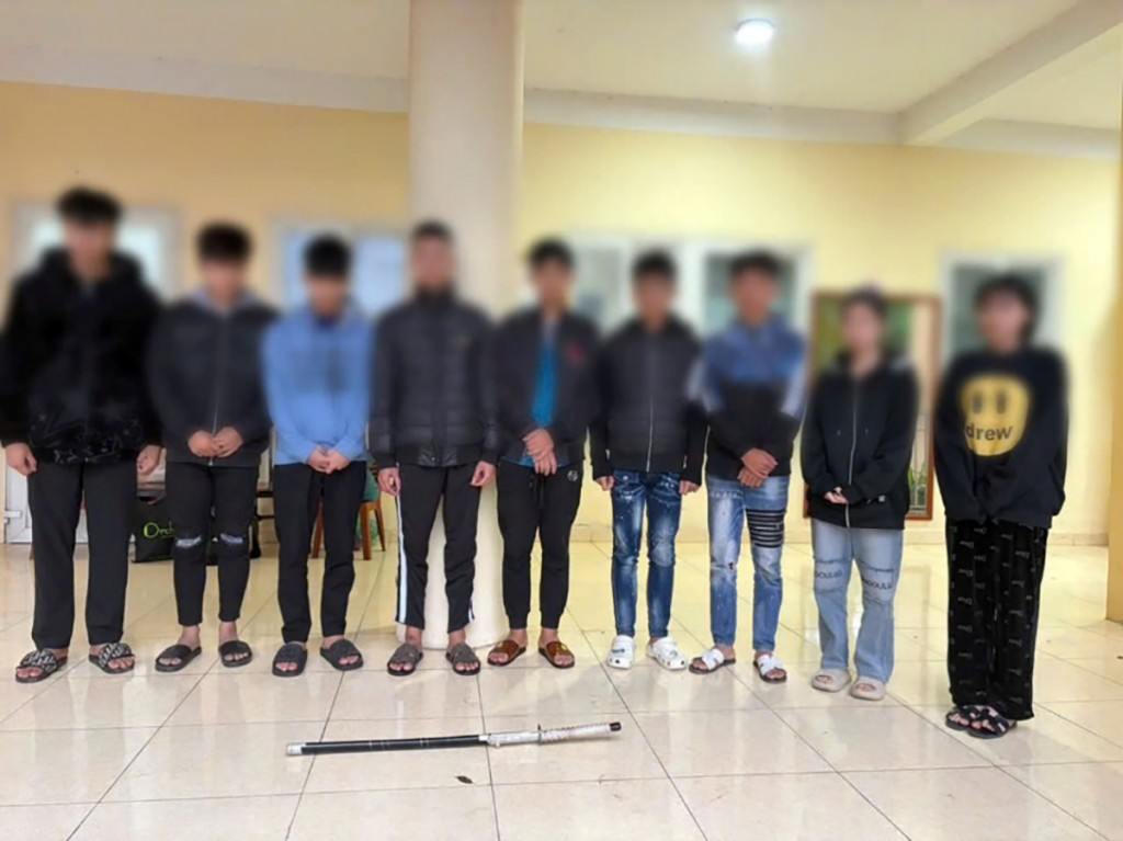 Các đối tượng cùng tang vật đang bị tạm giữ tại trụ sở Công an xã Đan Phượng