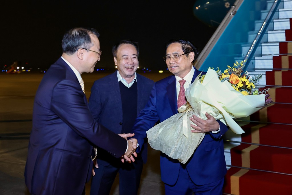 Lãnh đạo Văn phòng Chính phủ đón Thủ tướng về tới Hà Nội - Ảnh: VGP/Nhật Bắc