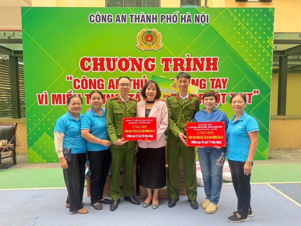 Đoàn viên thanh niên cùng Chi hội Phụ nữ Công an phường Hoàn Kiếm kêu gọi ủng hộ đồng bào miền Trung, Tây Nguyên