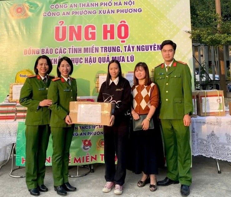 Hình ảnh Công an phường Xuân Phương quyên góp, ủng hộ đồng bào bị ảnh hưởng của bão lũ miền Trung và Tây Nguyên