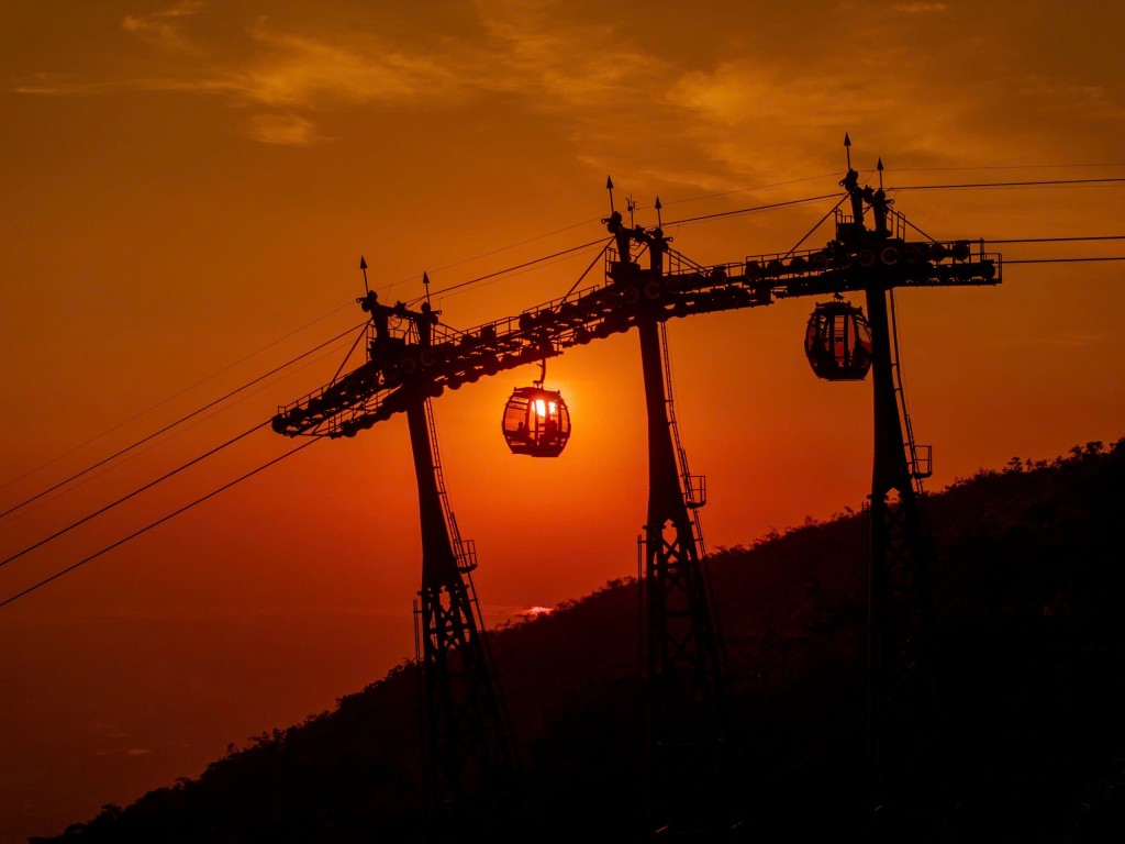 Ánh hoàng hôn phía sau cáp treo núi Bà Đen. Ảnh: Hải Triều