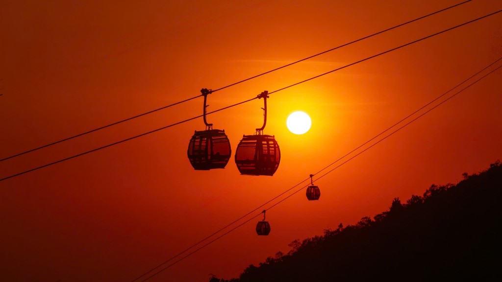 Ánh hoàng hôn nhìn từ cáp treo núi Bà Đen. Ảnh: Hải Triều