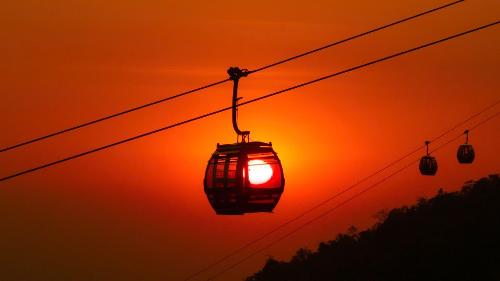 Cáp treo núi Bà Đen như đang chở theo ánh hoàng . Ảnh: Hải Triều