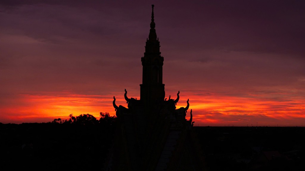 Chùa Khedol trong ánh hoàng hôn đỏ rực. Ảnh: Hải Triều