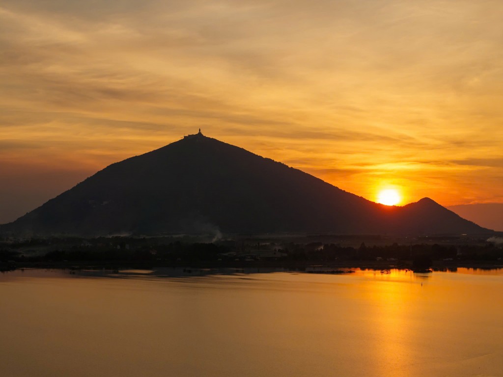 Ánh hoàng hôn nhìn từ Hồ Dầu Tiếng. Ảnh: Hải Triều