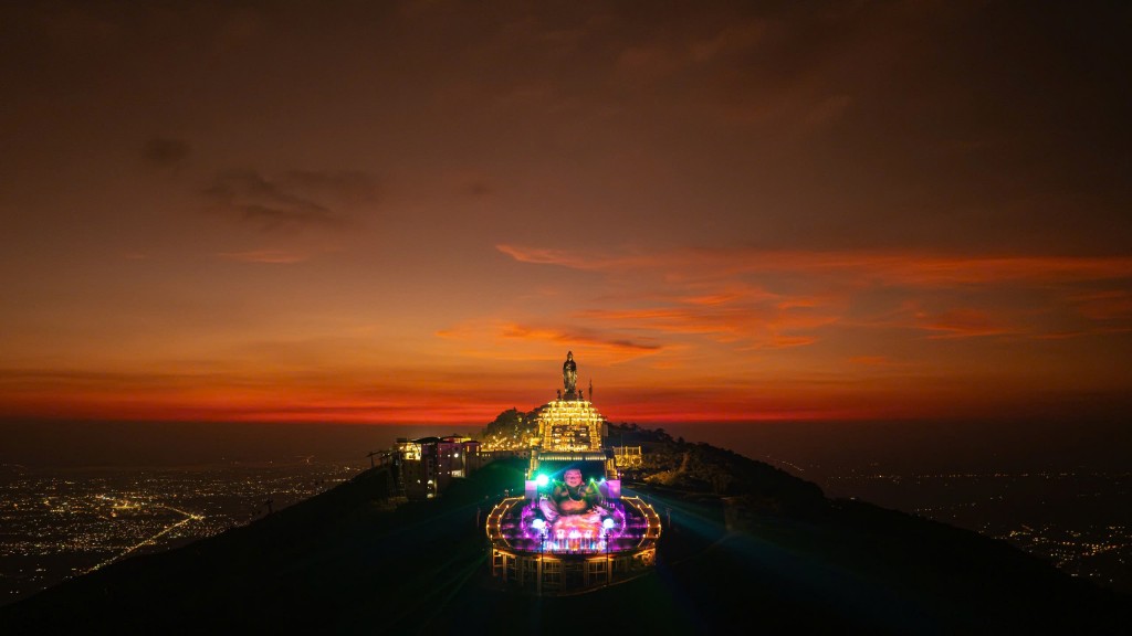 Toàn cảnh sắc độ hoàng hôn siêu thực bao trùm đỉnh núi Bà Đen sau hoàng hôn. Ảnh: Hải Triều