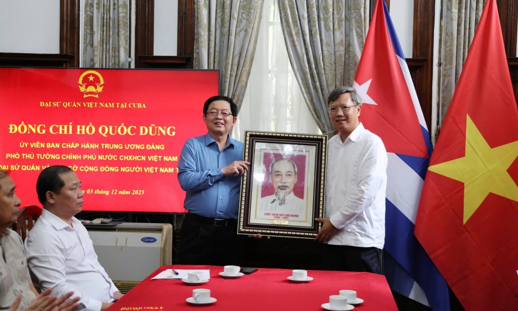 Phó Thủ tướng trao quà lưu niệm là tranh Chủ tịch Hồ Chí Minh cho Đại sứ quán - Ảnh: VGP/Gia Huy