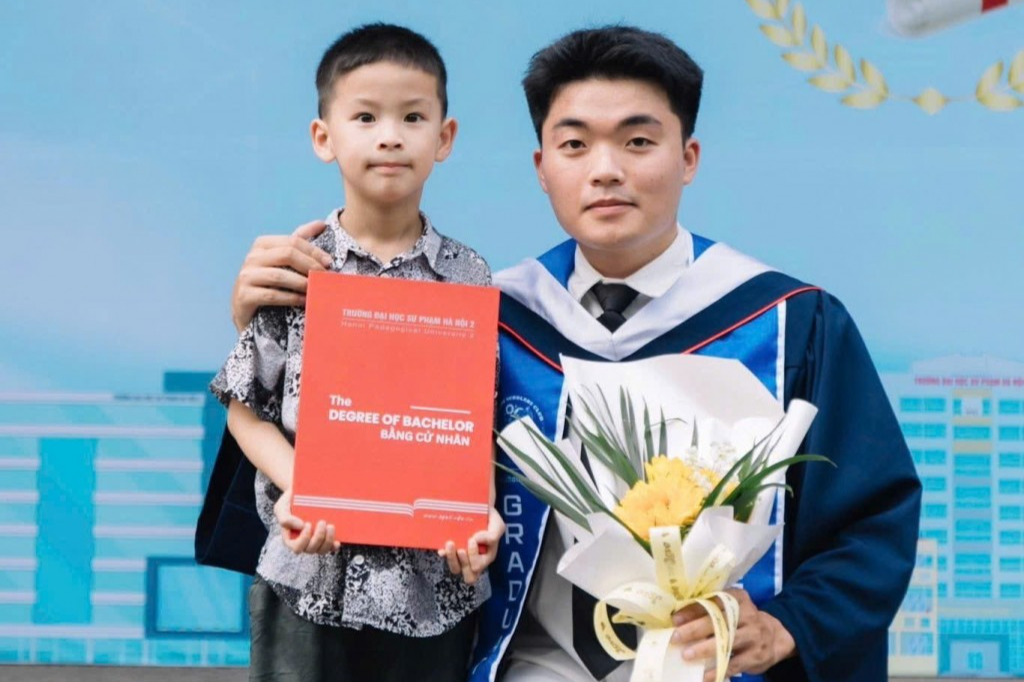 Nguyễn Phúc Sơn cùng đứa cháu nhỏ