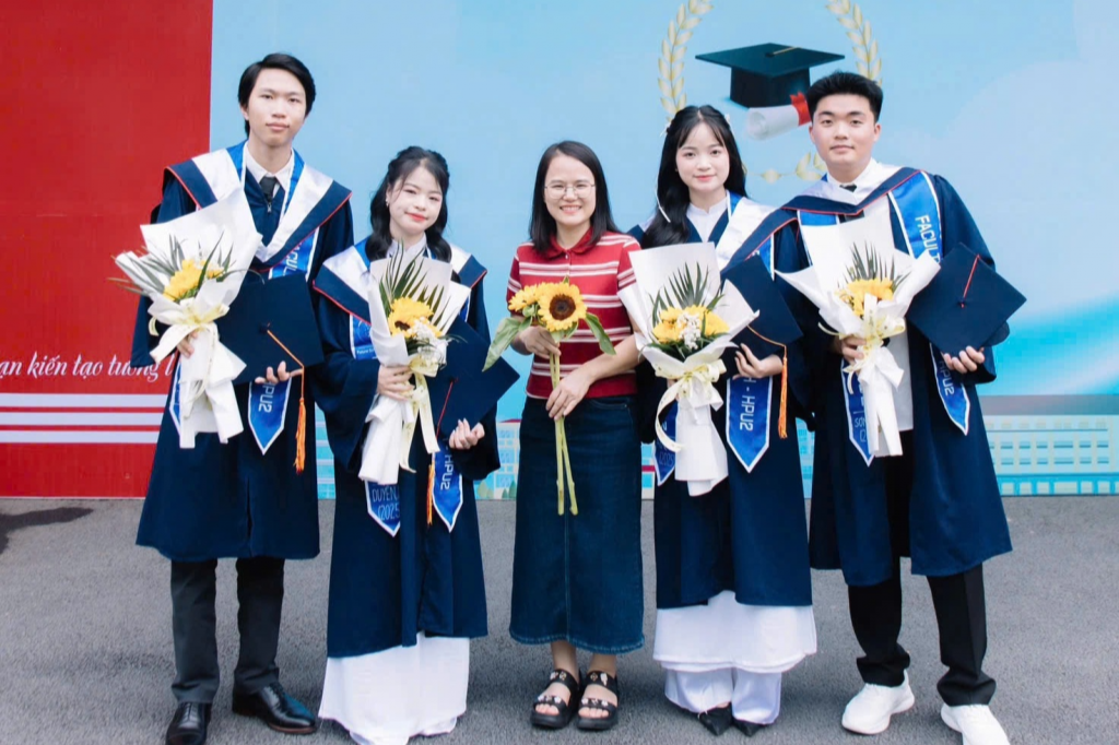 Nguyễn Phúc Sơn (ngoài cùng bên phải) chụp ảnh kỷ yếu cùng các bạn