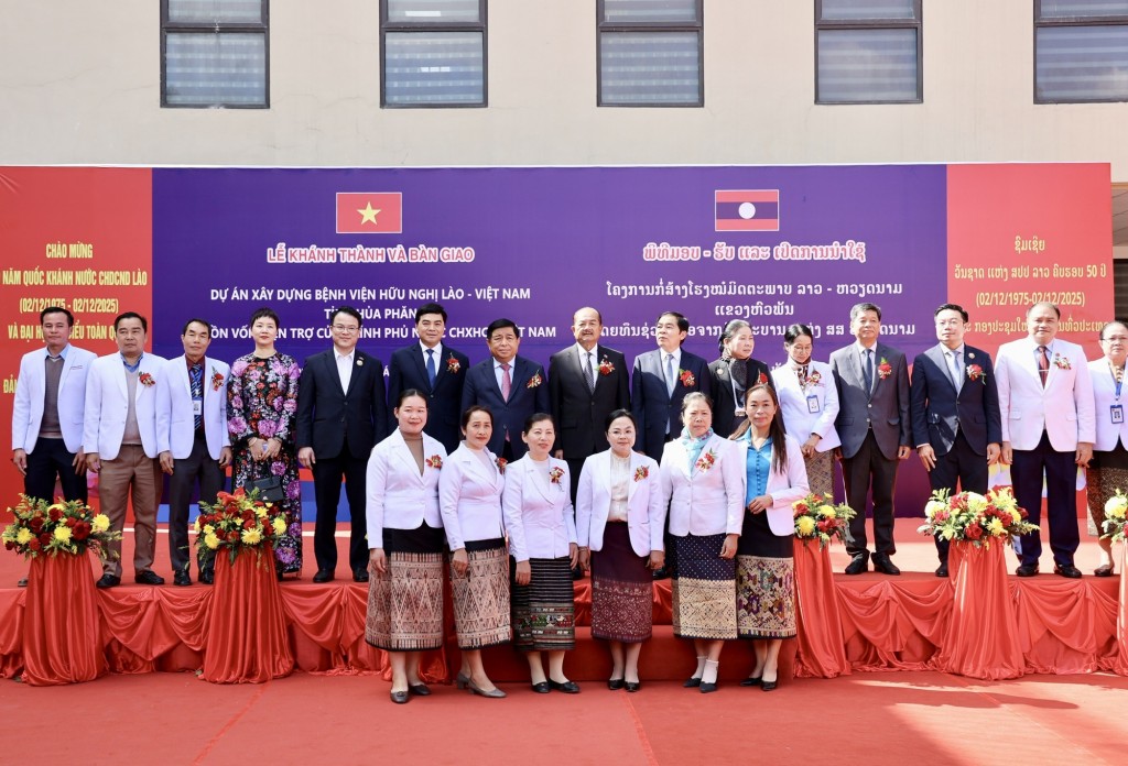 Phó Thủ tướng Nguyễn Chí Dũng cùng các đại biểu chụp ảnh lưu niệm - Ảnh: VGP/Minh Ngọc