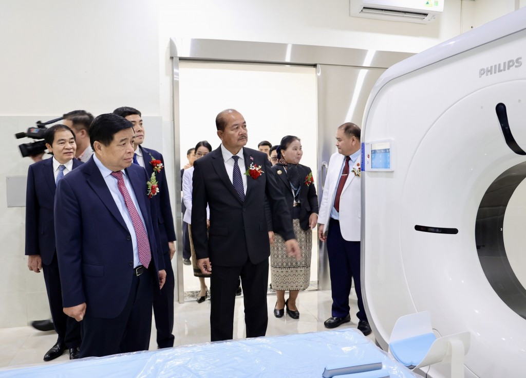 Phó Thủ tướng tham quan cơ sở vật chất của Bệnh Viện Hữu nghị Lào-Việt Nam - Ảnh: VGP/Minh Ngọc