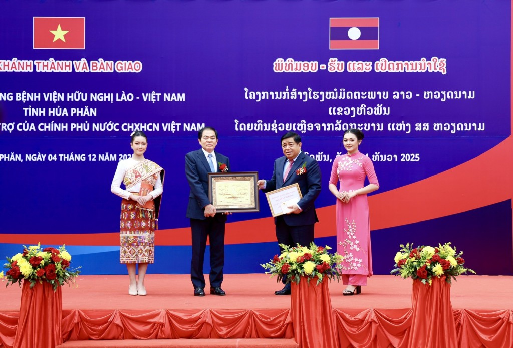 Phó Thủ tướng Nguyễn Chí Dũng tặng quà tỉnh Houaphanh - Ảnh: VGP/Minh Ngọc