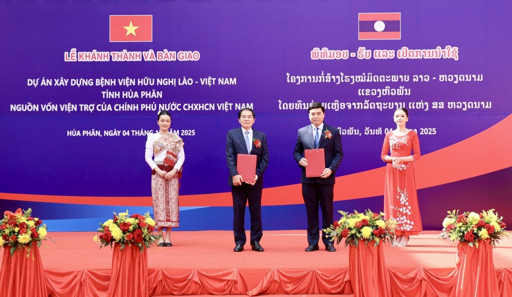 Tỉnh trưởng tỉnh Houaphanh Khampheng Saysompheng và Chủ tịch UBND tỉnh Thanh Hoá Nguyễn Hoài Anh trao đổi biên bản bàn giao và tiếp nhận công trình - Ảnh: VGP/Minh Ngọc