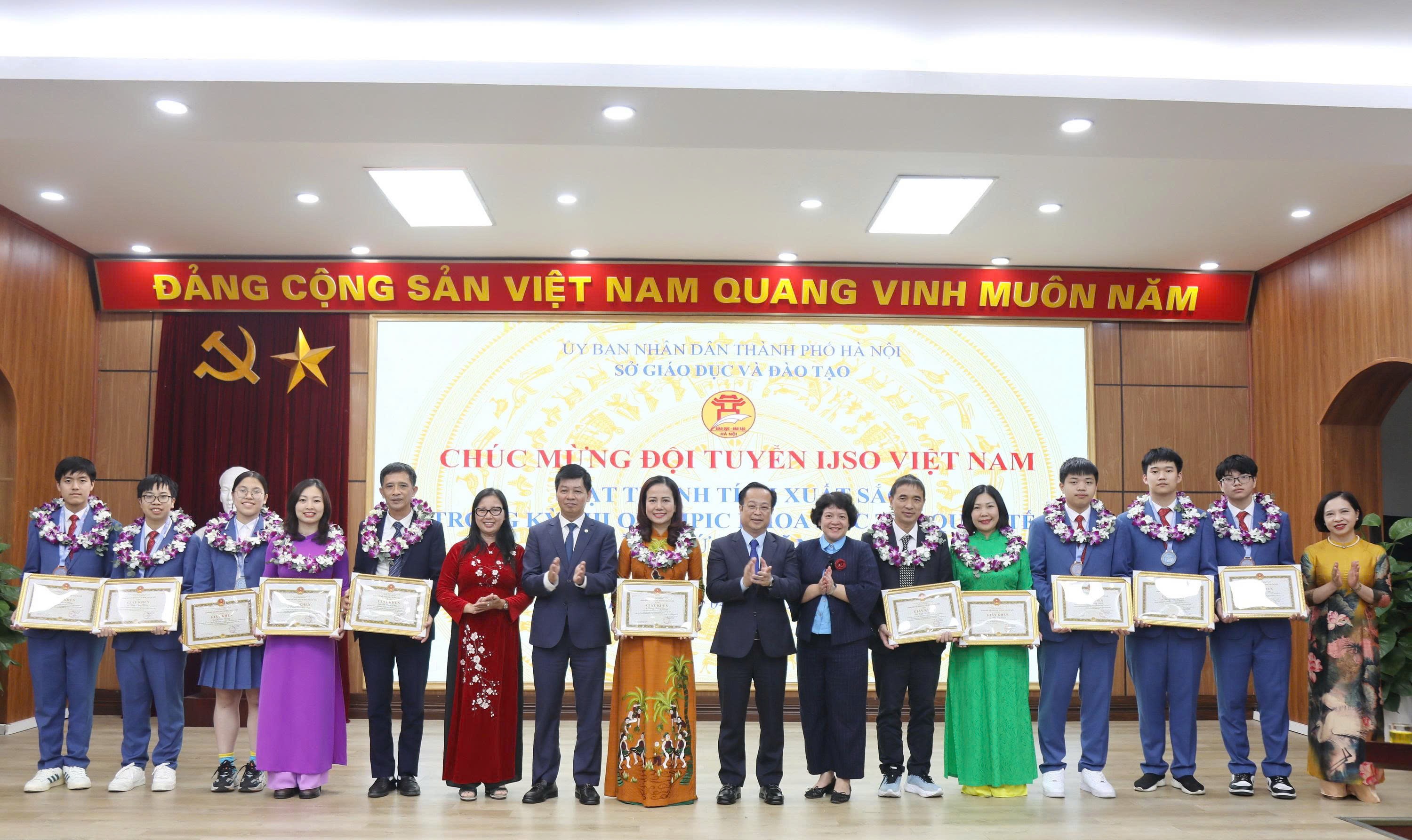 Trao thưởng đoàn cán bộ, giáo viên, học sinh tham gia Olympic Khoa học trẻ quốc tế năm 2025