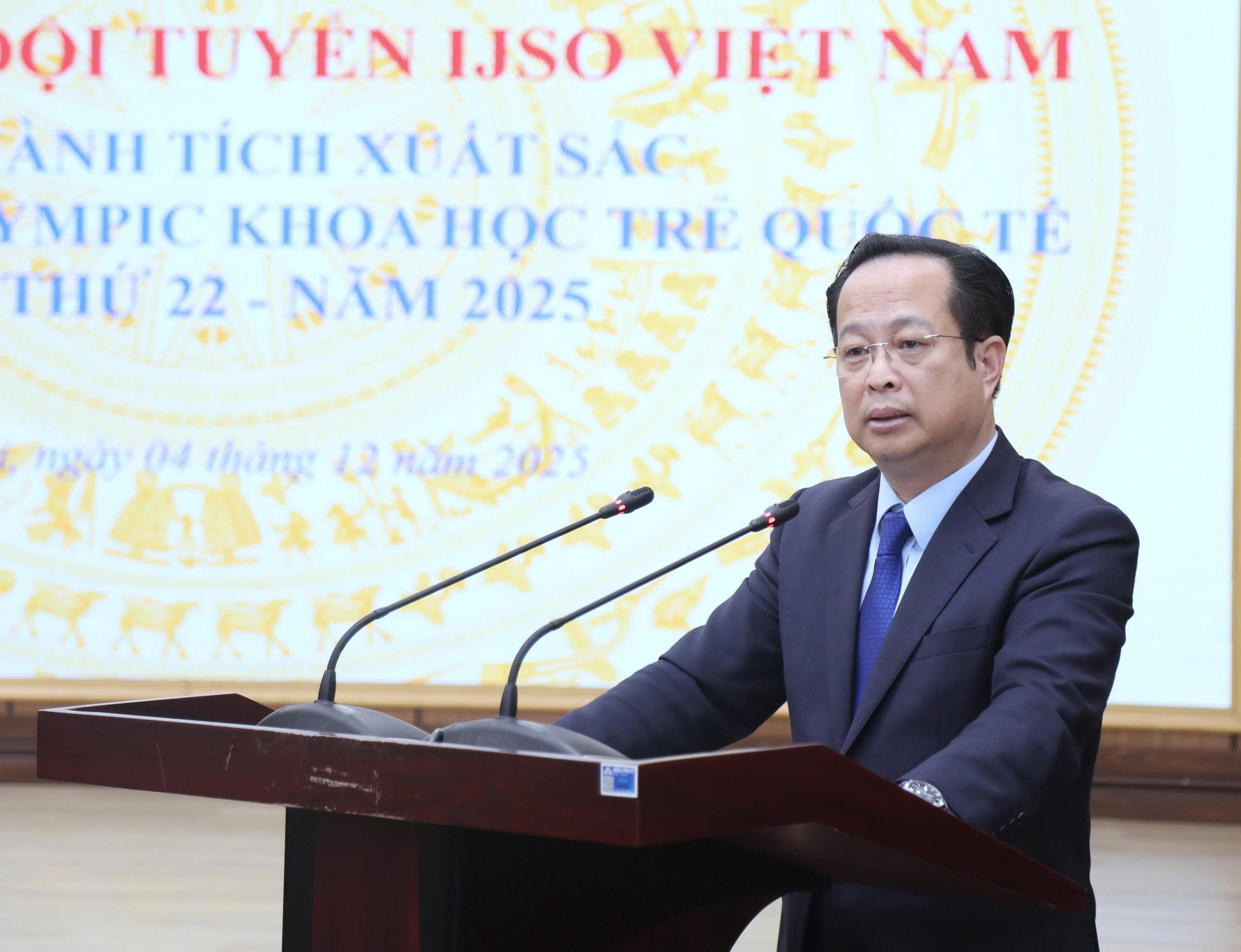 Đồng chí Trần Thế Cương - Phó Chủ tịch Thường trực HĐND thành phố Hà Nội phát biểu tại hội nghị