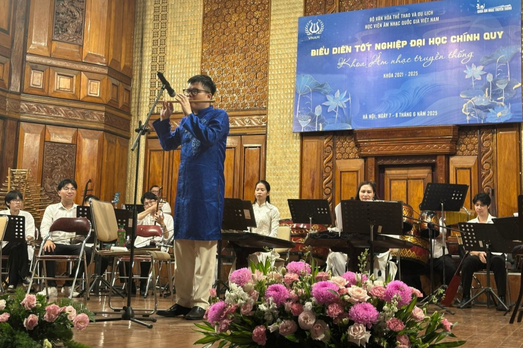Nguyễn Đức Thiện biểu diễn tại lễ tốt nghiệp đại học