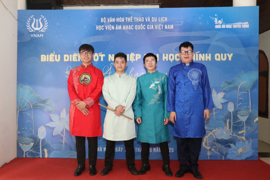 Đức Thiện (ngoài cùng bên phải) cùng những người bạn