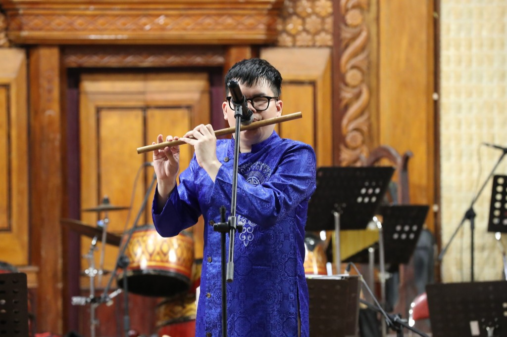 Bạn trẻ Nguyễn Đức Thiện biểu diễn sáo trúc